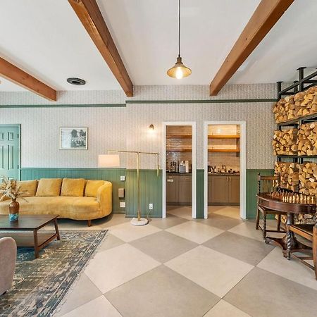Julian Lodge Luaran gambar