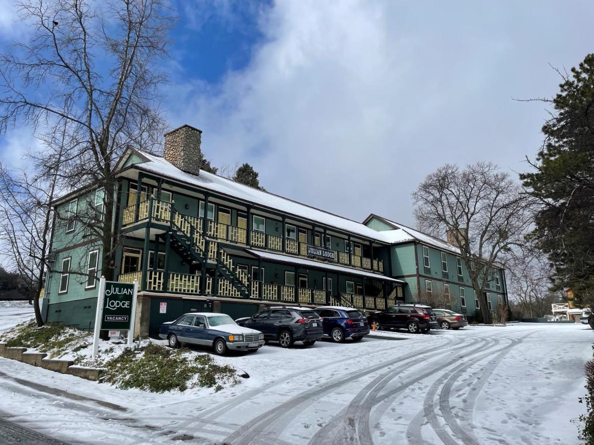 Julian Lodge Luaran gambar