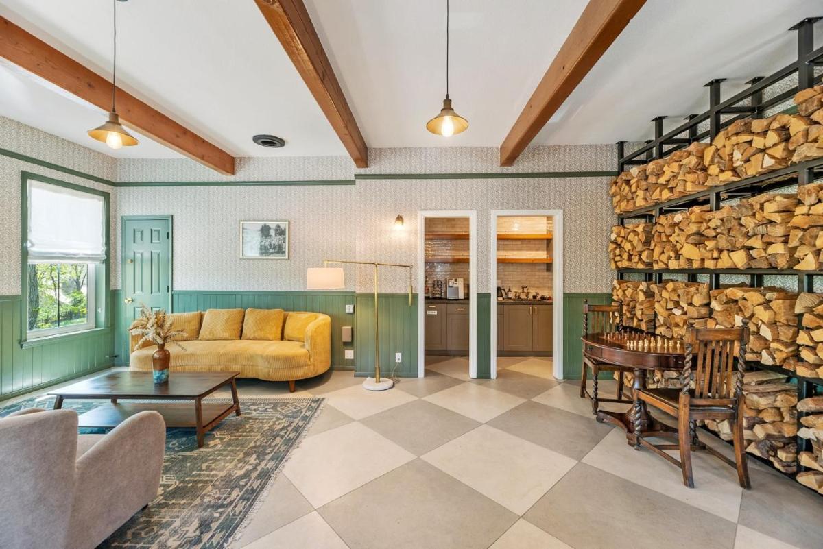 Julian Lodge Luaran gambar