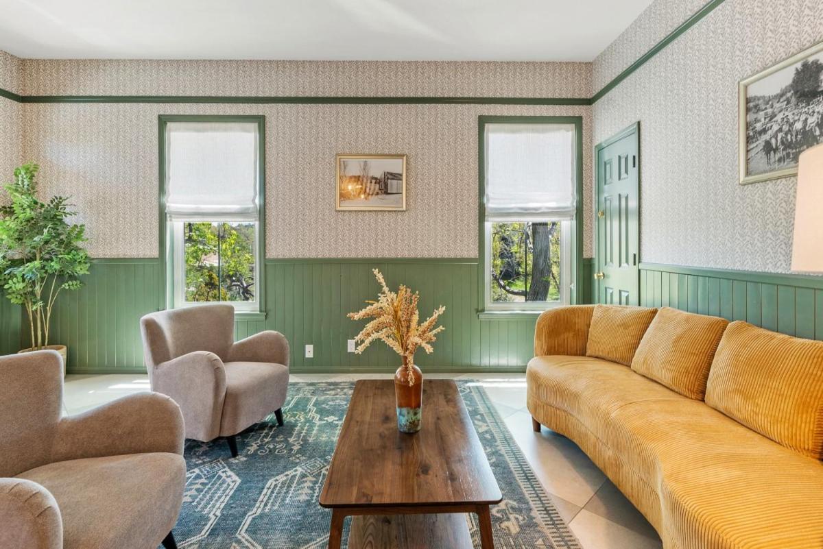 Julian Lodge Luaran gambar